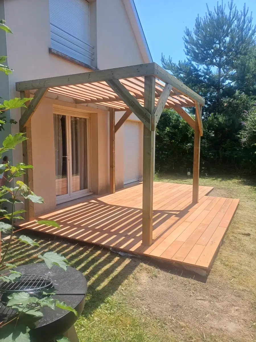 Pergola en bois posée sur un platelage neuf, réalisation chez un client